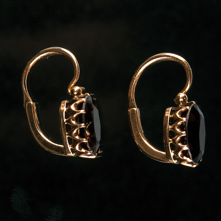 Golden earrings with grenades