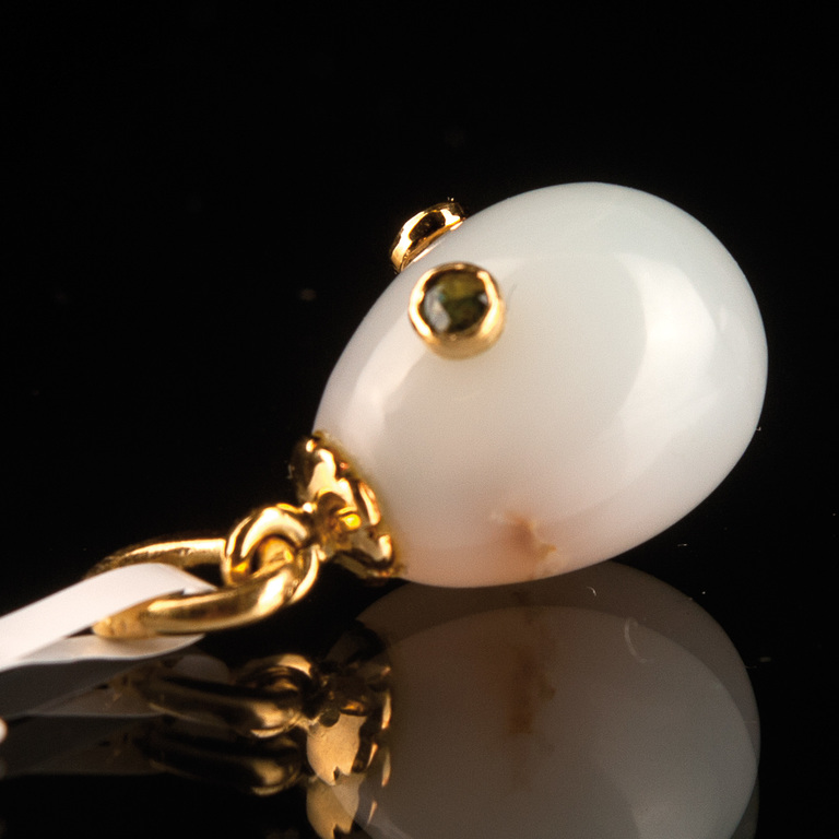 Eggs-shaped pendant with chalcedony, sapphires and gold