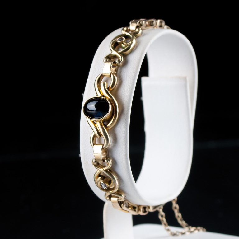 Golden bracelet with sapphire