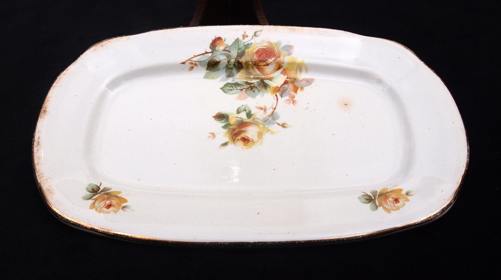Fajansa servējamais šķīvis ar dzeltenu rozi