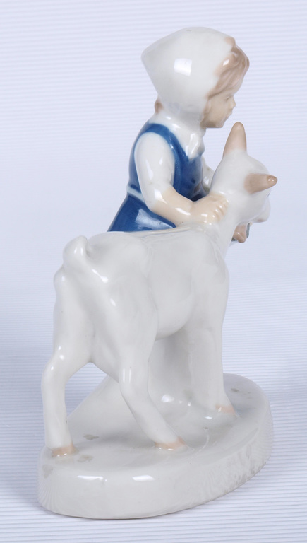 Porcelāna figūra „Meitenīte ar kazu”