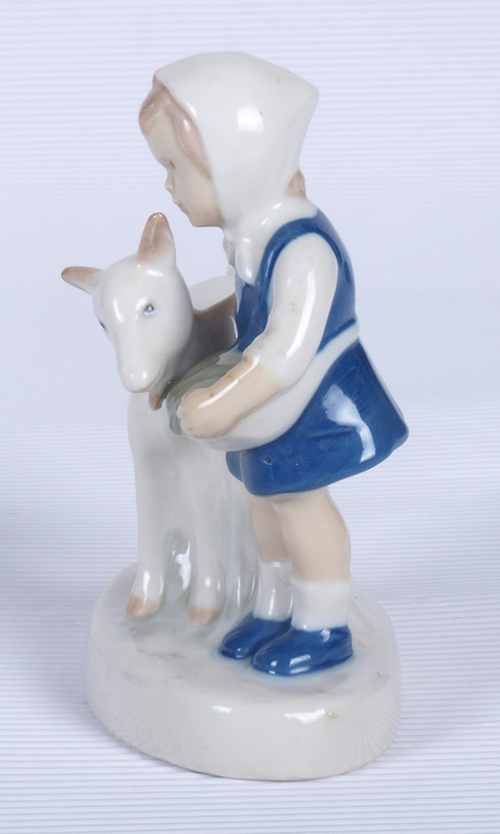 Porcelāna figūra „Meitenīte ar kazu”