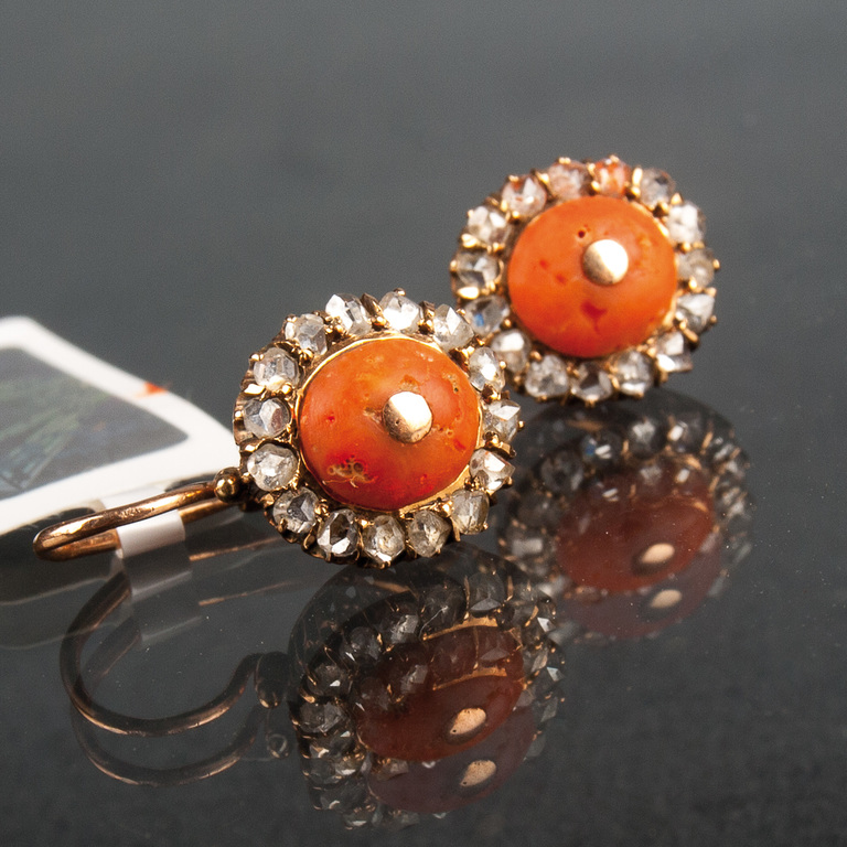 Gold earrings with diamonds and coral