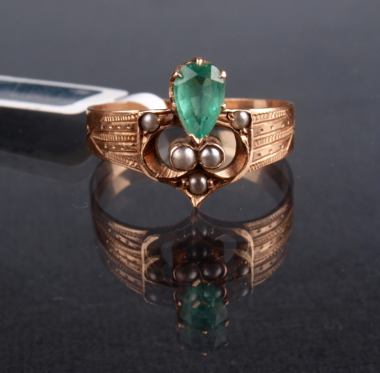 Gold ring with beads and emerald