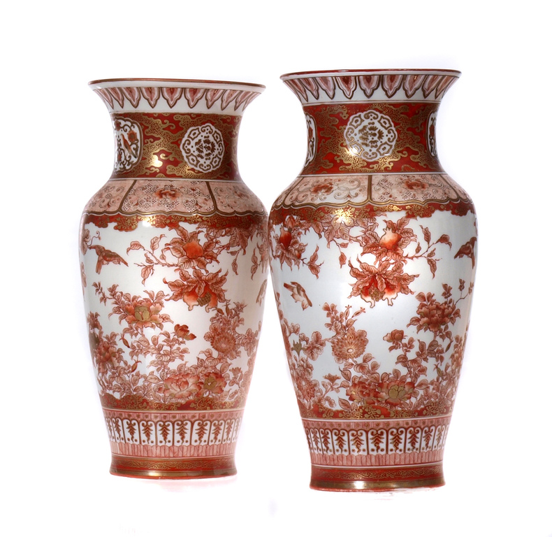 Porcelain pare of vases 
