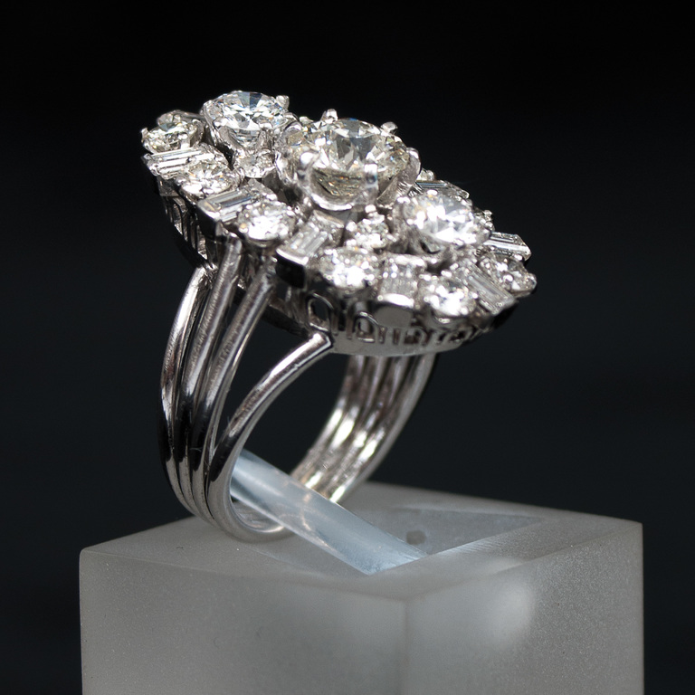 Platinum ring with 27 diamonds