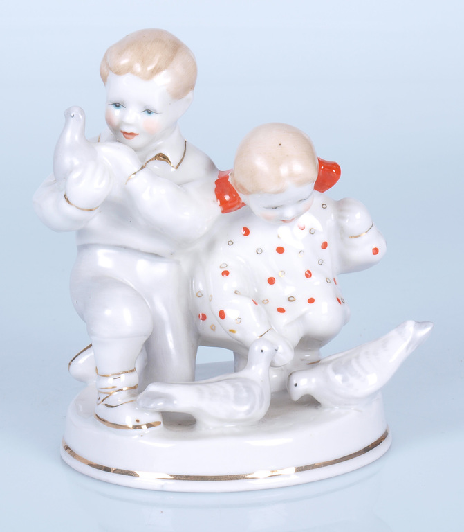 Porcelain figure „Children with pigeons”