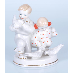 Porcelain figure „Children with pigeons”