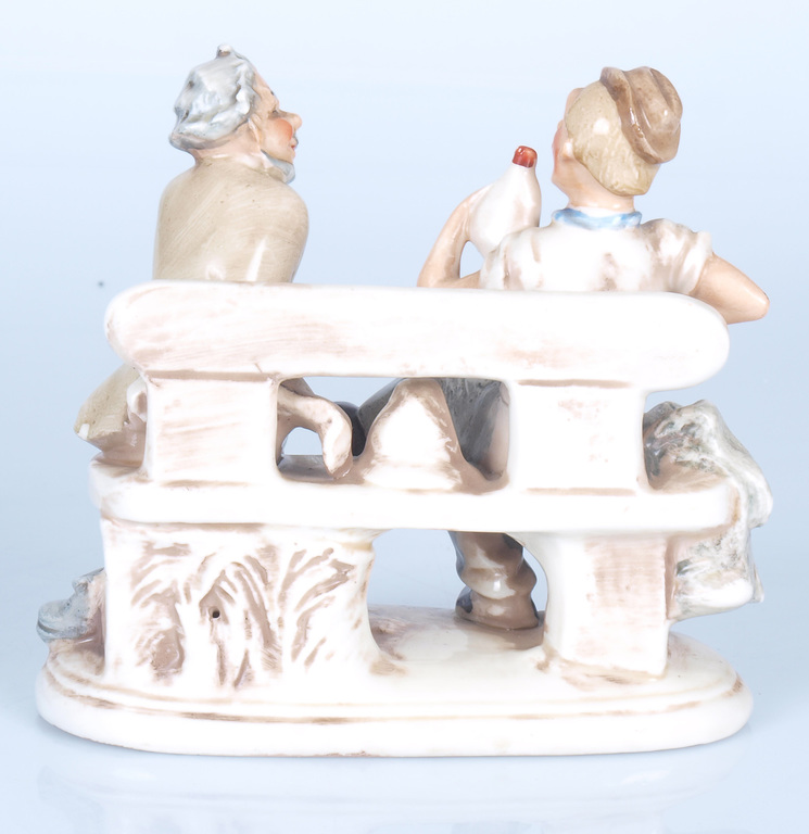Porcelāna figūra „Draugi uz soliņa”