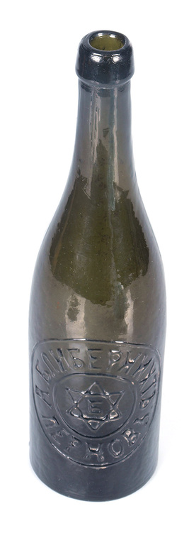 Stikla alus pudele ar ebreju simboliku