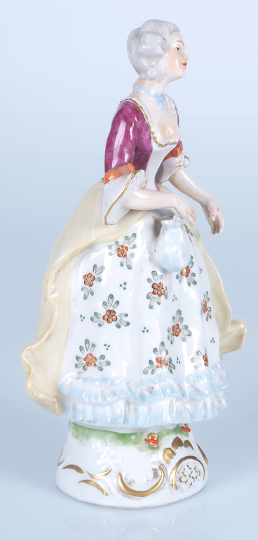 Porcelāna figūra „Meitene ar puķainu priekšautu”