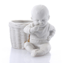 Biscuite figure „Baby near the basket”