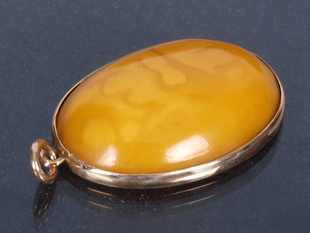 Amber pendant with gold