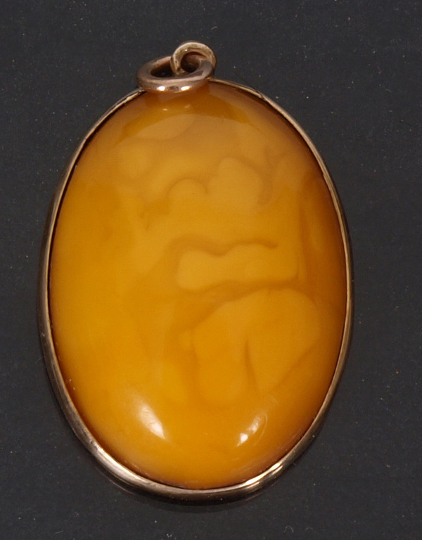 Amber pendant with gold