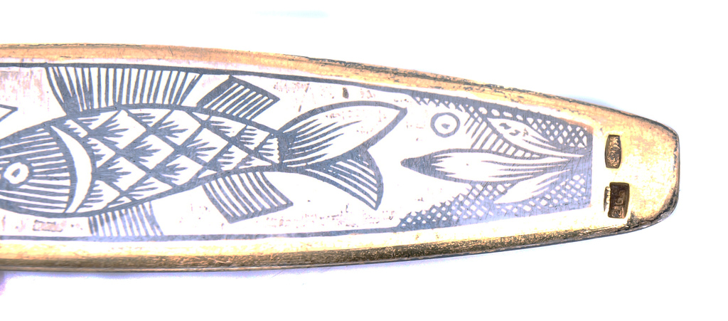 Apzeltīta sudraba karote ar kodinātu rakstu „Zivis”