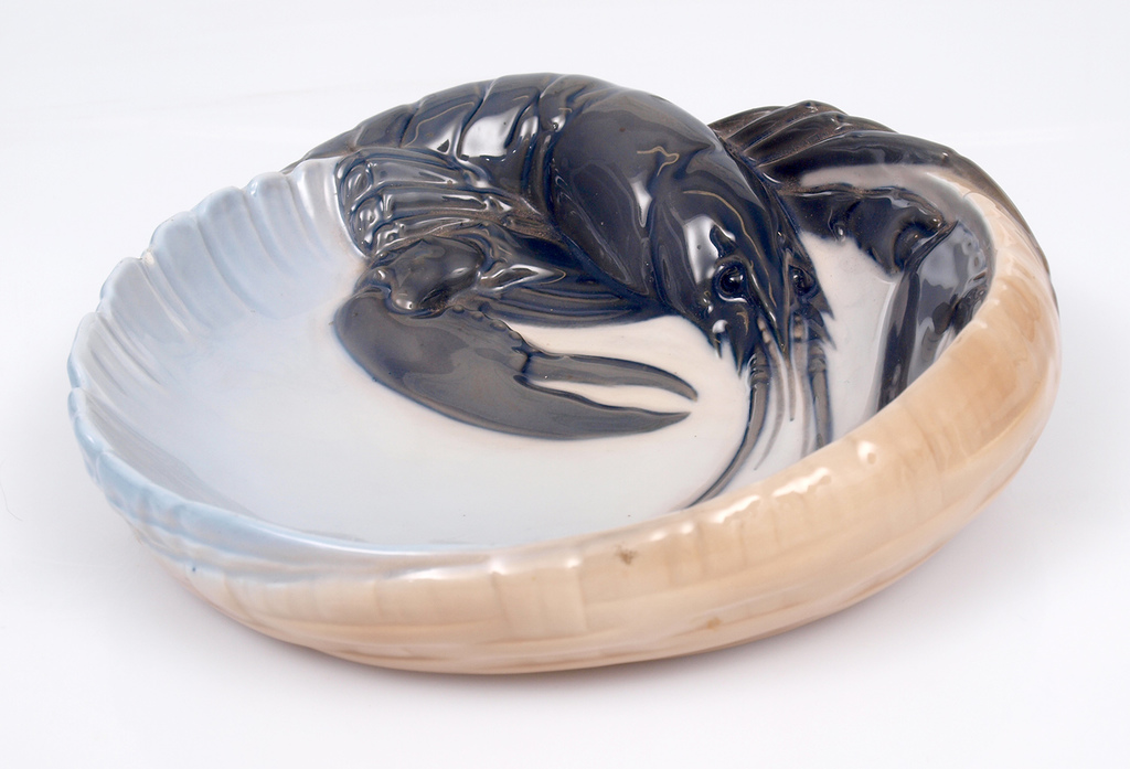 Porcelain bowl with crayfish