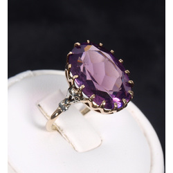 Zelta gredzens ar violetu akmeni