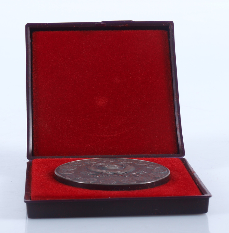 Серебряная стольная  медаль 