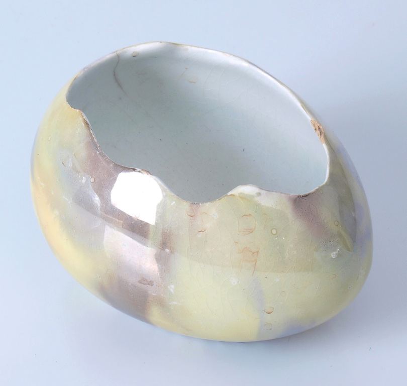 Porcelain utensil in the form of the egg