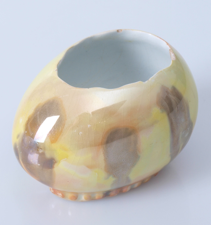 Porcelain utensil in the form of the egg