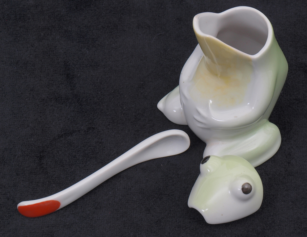 Porcelain utensil for mustard 