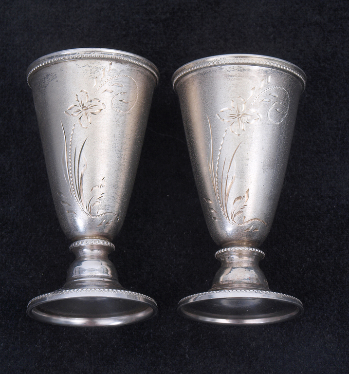 Серебряные чашки с подносом