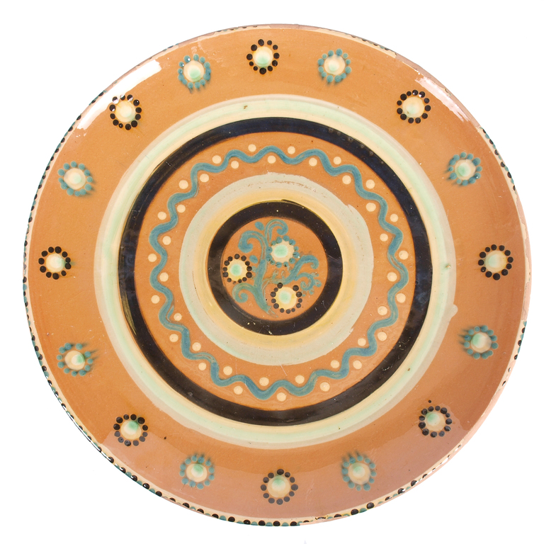 Keramikas krūka ar septiņām krūzēm un šķīvi