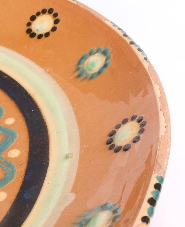 Keramikas krūka ar septiņām krūzēm un šķīvi