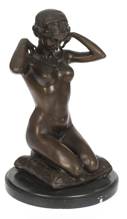 Jūgendstila bronzas figūra „Jauna kaklarota” uz marmora pamatnes