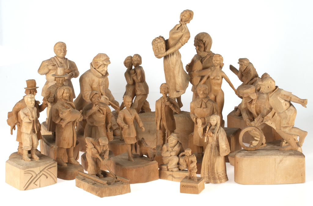 Коллекция деревянных фигурок (21 шт.)