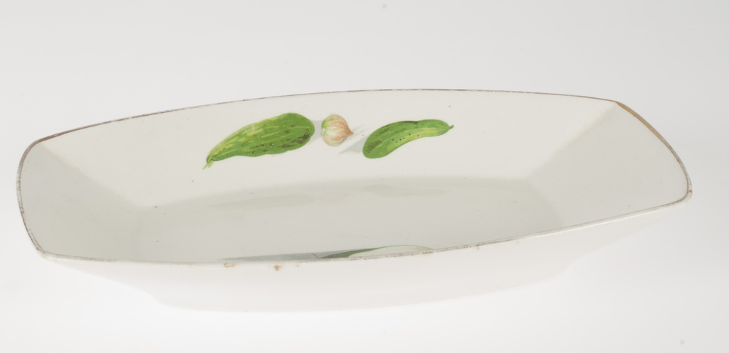 Porcelāna servējamais šķīvis ar gurķiem