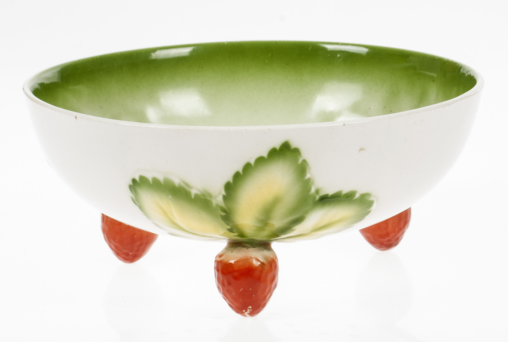 Porcelain utensil for strawberries 