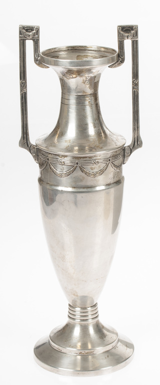 Посеребренная металлическая ваза в классический стиль