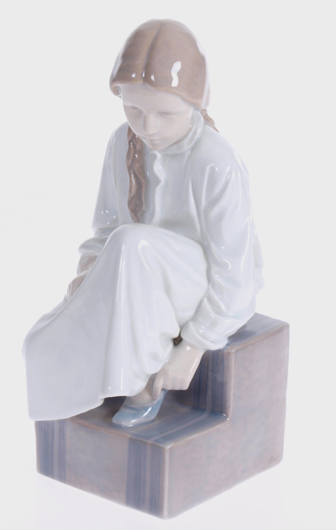 Porcelāna figūriņa „Sēdošā meitene”
