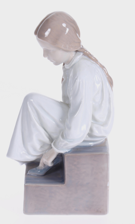 Porcelāna figūriņa „Sēdošā meitene”