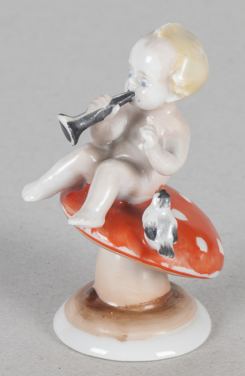 Porcelāna figūriņa „Zēns ar stabulīti un putniņu uz sēnes”