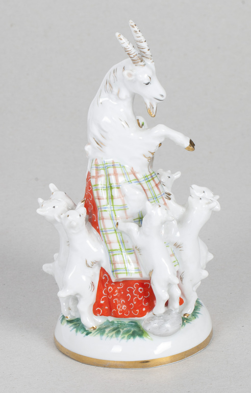 Porcelāna figūra „Kaza ar septiņiem kazlēniem”