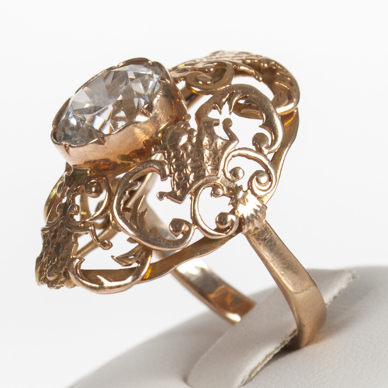Золотое кольцо с белым камнем