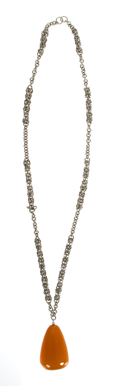 Металлическая ожерелье с расплавленным янтарный кулон