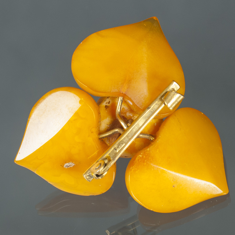 Amber brooch „Leaf”