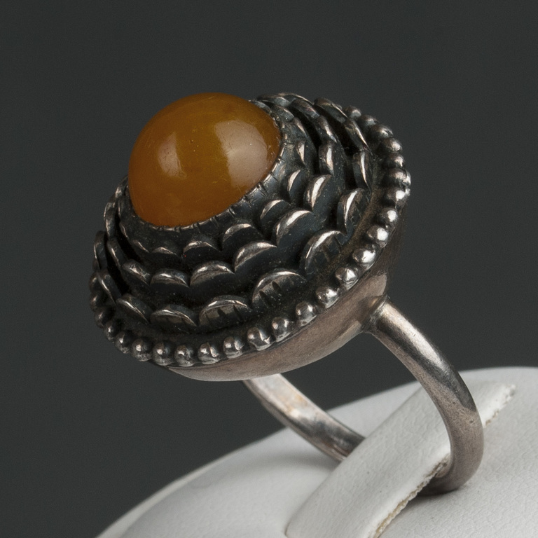 Серебряное кольцо с с янтарем