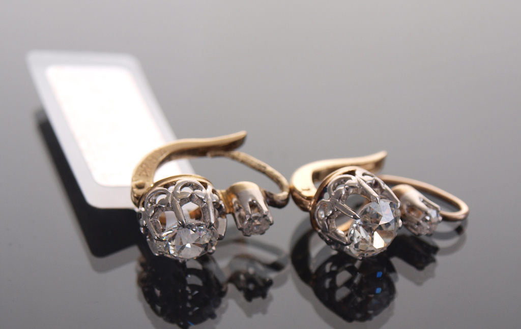 Gold earrings with four natural diamonds