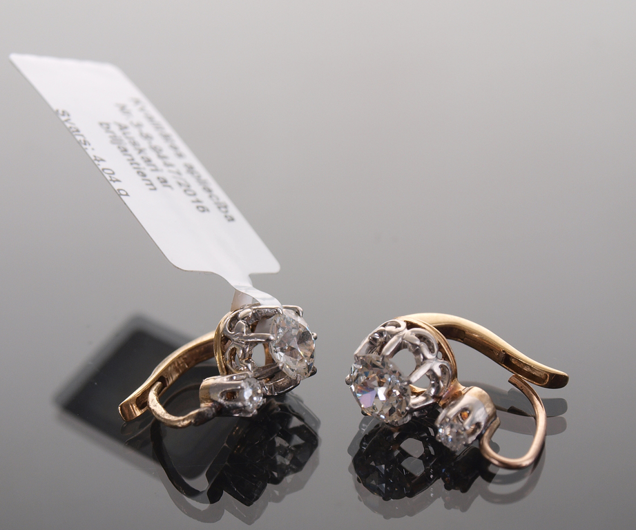 Gold earrings with four natural diamonds