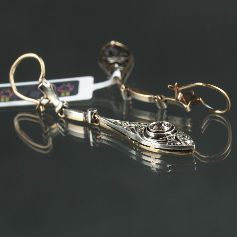 Zelta un sudraba sakausējuma auskaru pāris ar iestrādātiem 2 dabīgiem briljantiem un 4 dimantiem