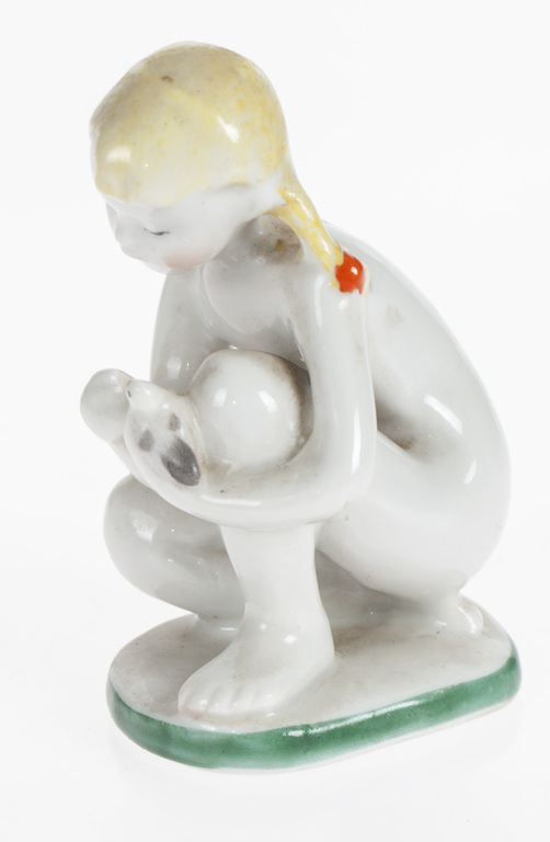 Porcelain figure „Girl with a dove”