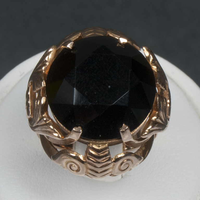 Золотое кольцо с черным камнем