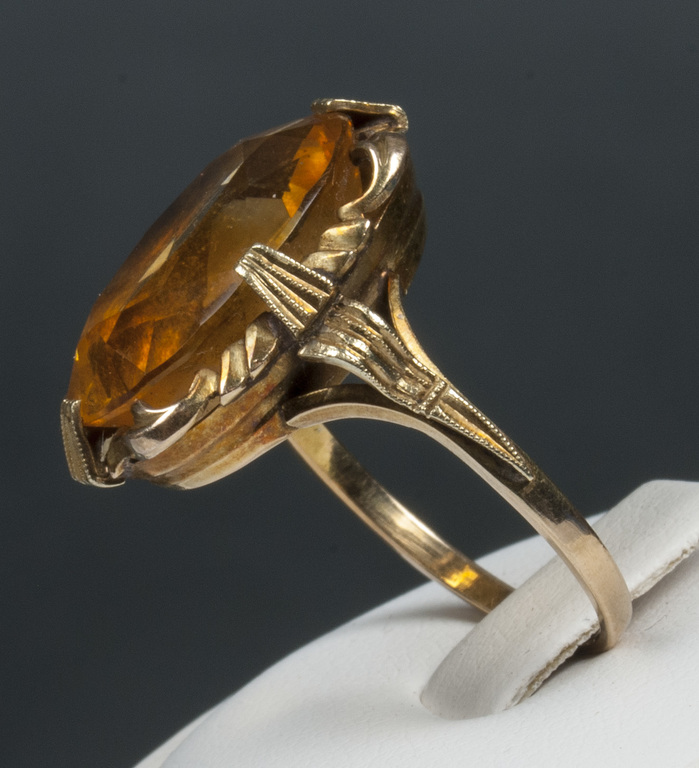 Gold ring with Citrine