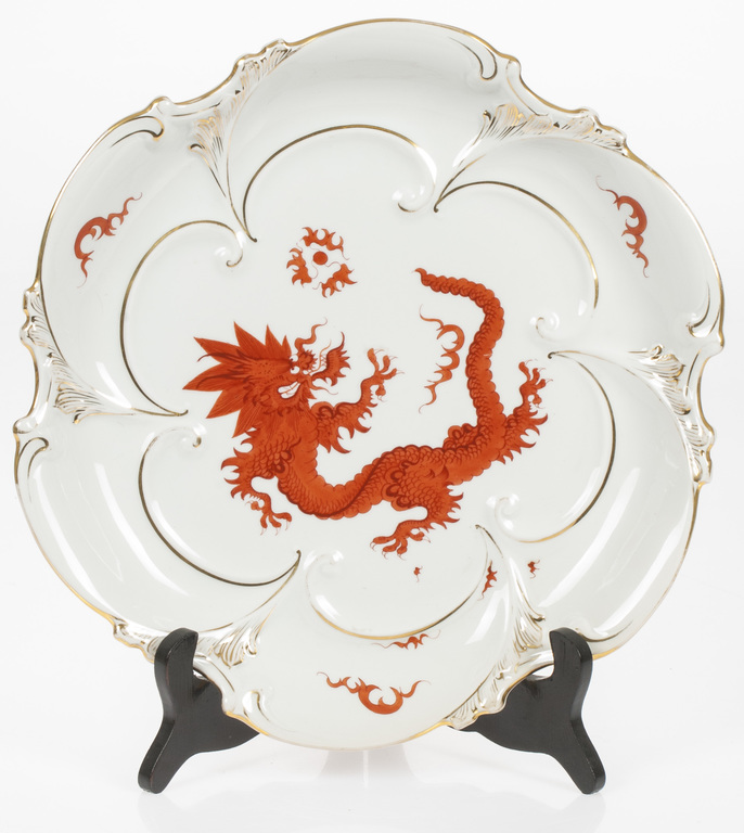 Фарфоровая тарелка с рисунком дракона