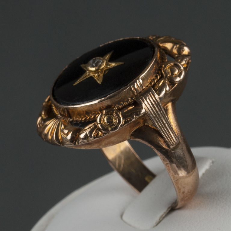 Golden ring with onyx and brilliants