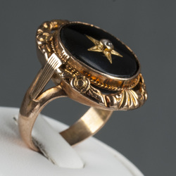 Золотое кольцо с ониксом и бриллиантами